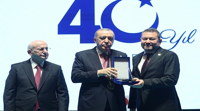 Erdoğan’dan İzmirli iş insanı Nazım Torbaoğlu’na anlamlı plaket