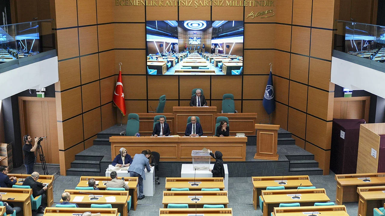 Üsküdar'da YENİ Parti ve CHP aday çıkarmadı: AKP'li Sarıoğlu, tek aday olarak girdiği seçimde başkanvekili seçildi